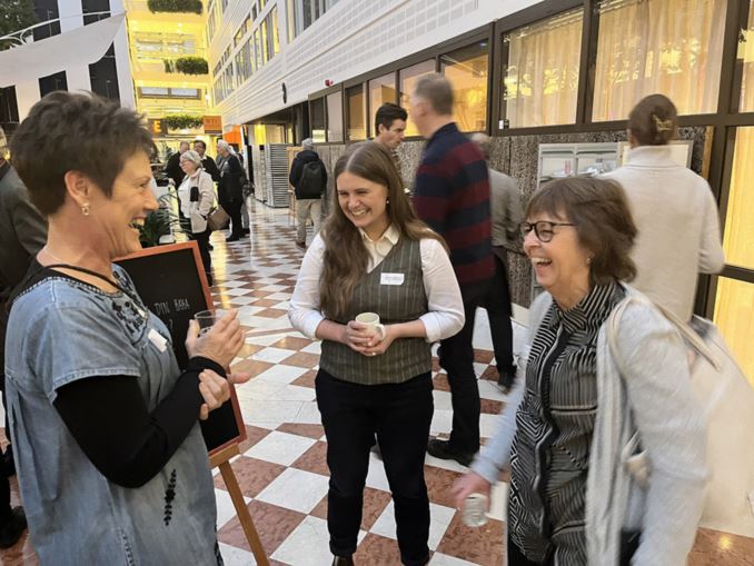 Petra Dornbusch, Amanda Vesterlund och Maud Almström-Blom i samspråk under konferensen. Fotograf: Björn Orring